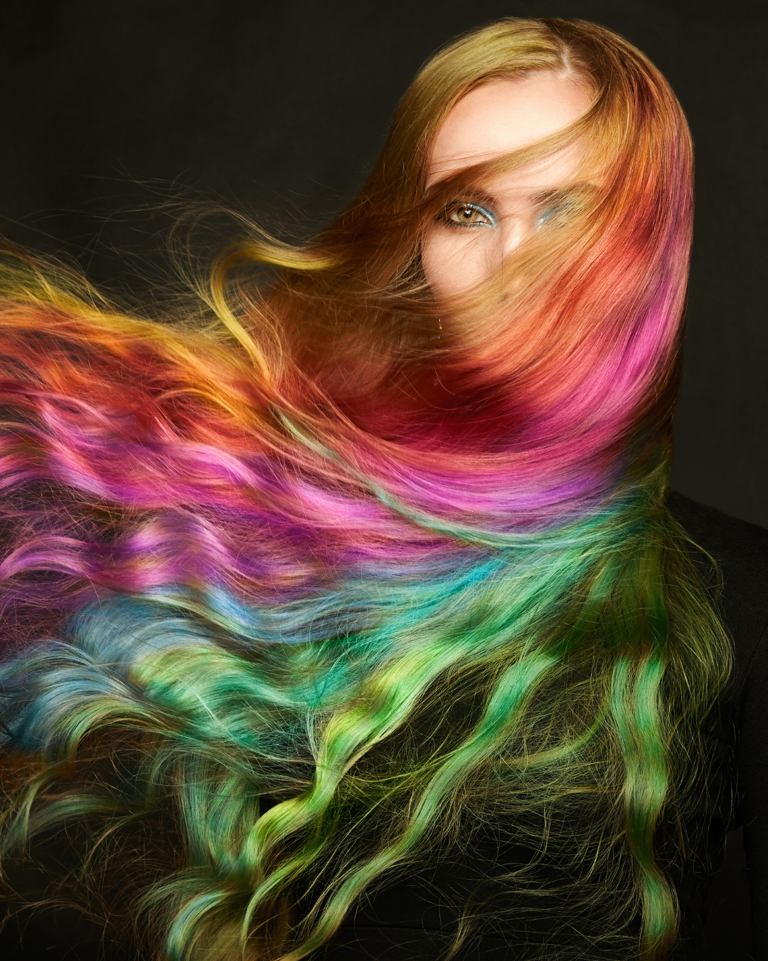 Mulher com cabelos coloridos em múltiplas tonalidades